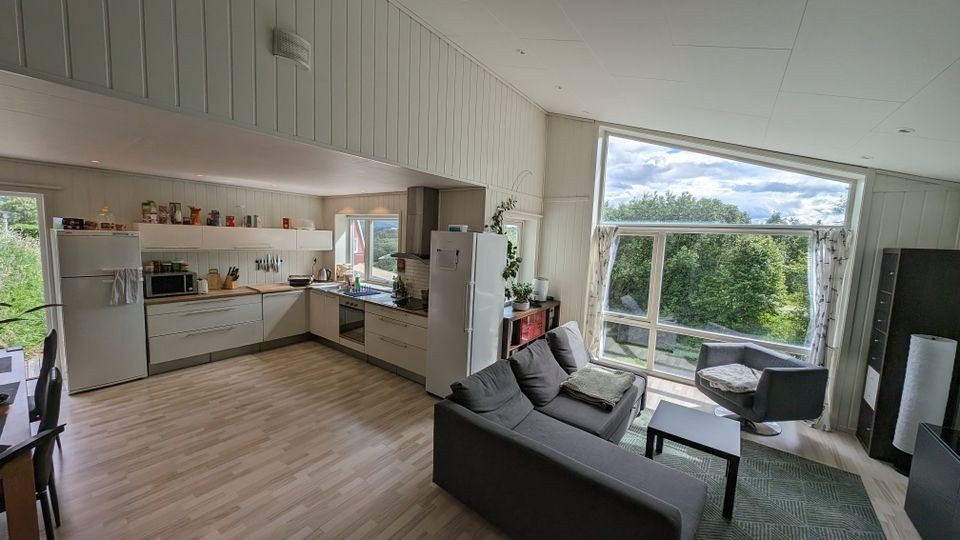 Åpen og luftig stue/kjøkkenløsning med svært rause vindusflater og god takhøyde. Galleribilde