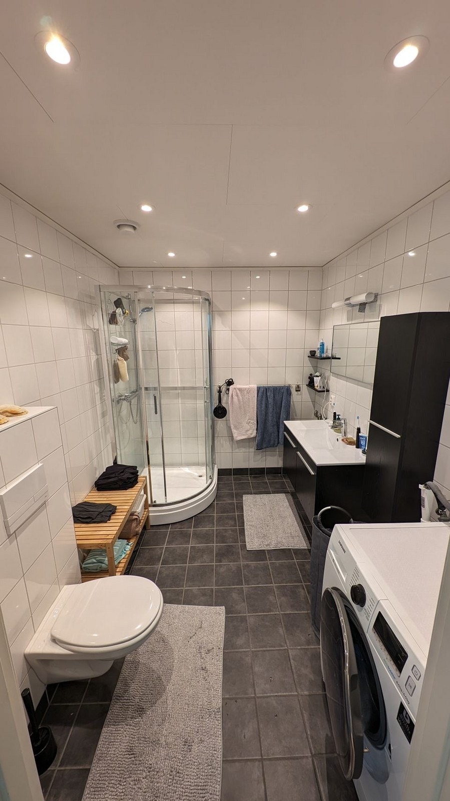Pent flislagt bad med vegghengt WC, dusjkabinett, servant m/ underskap. Varmekabler i gulv. Galleribilde