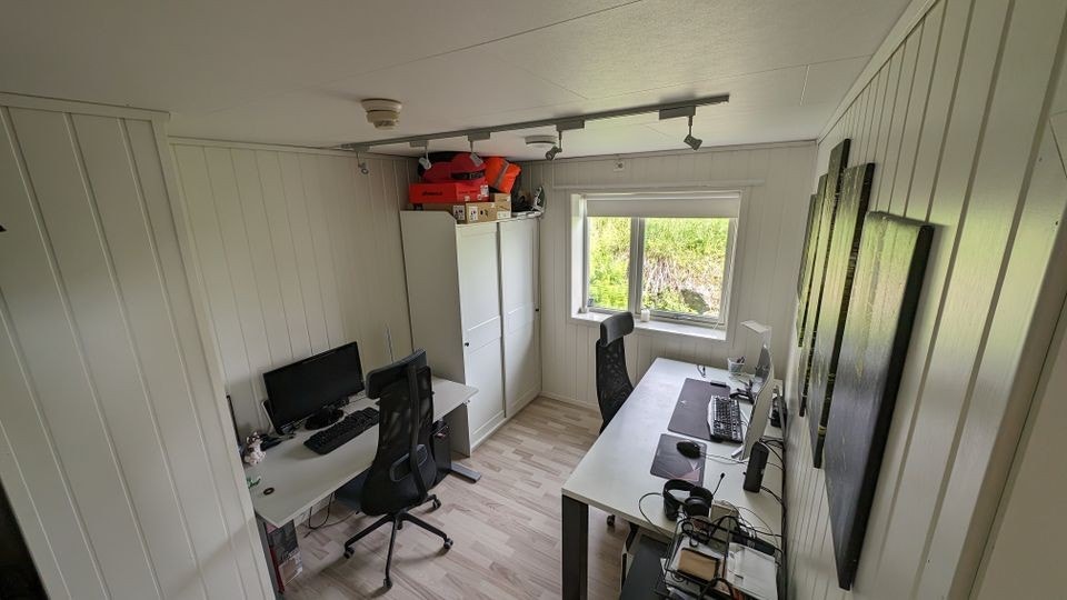 Soverom med plass til dobbeltseng og garderobeskap. Dette er i tillegg innredet med garderobeskap. Galleribilde