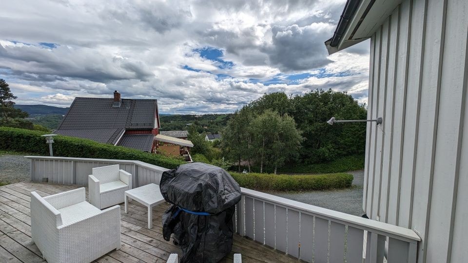 Fra kjøkken har du utgang til egen terrasse med flott utsikt. Galleribilde
