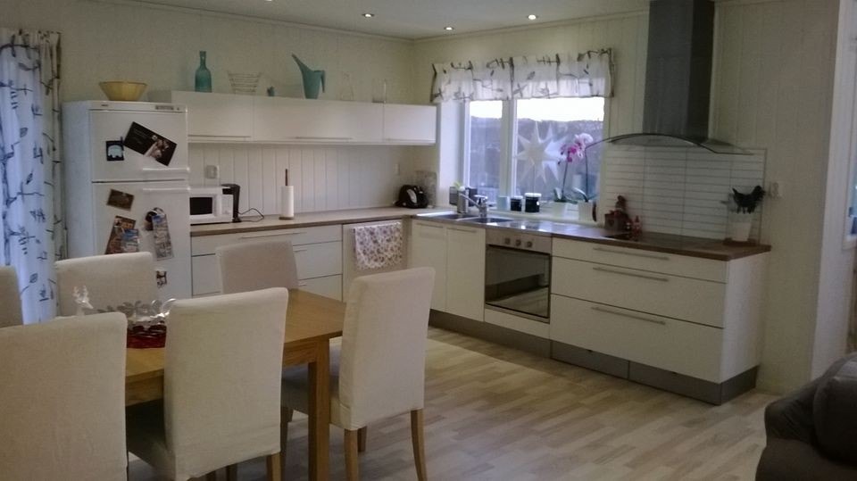 Kjøkkenet er utstyrt med integrerte hvitevarer som stekeovn, platetopp og oppvaskmaskin. Galleribilde