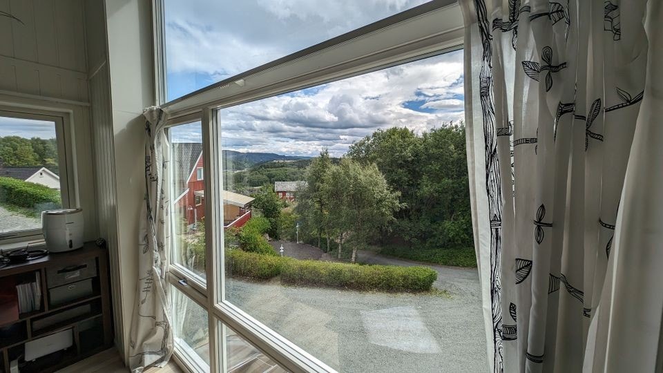 Flott utsikt mot frodige områder og topper. Galleribilde