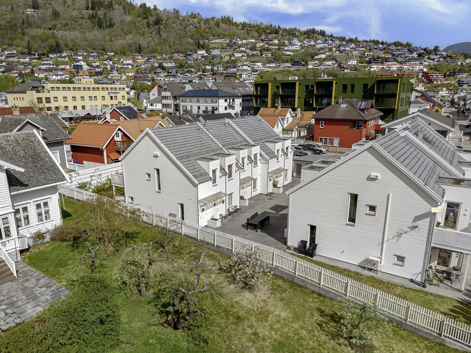 Det er også kort avstand til Campus med høgskule og vidaregåande skule. Her er det treningssenter med klatresenter og mykje meir. Galleribilde