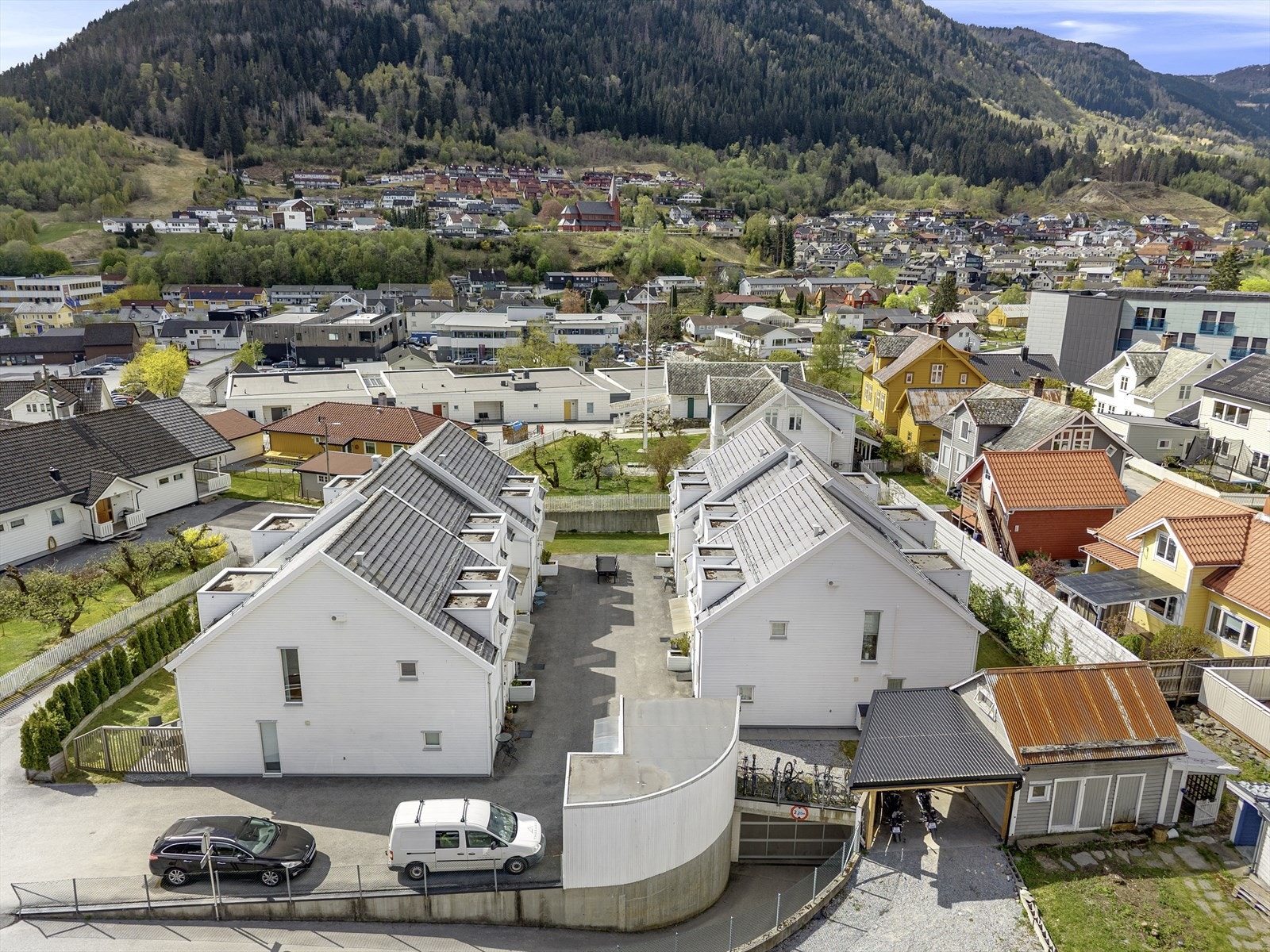 Sogndal sentrum har dei fleste servicetilbod. Bl.a. Sogningen storsenter med over 50 butikkar. Galleribilde