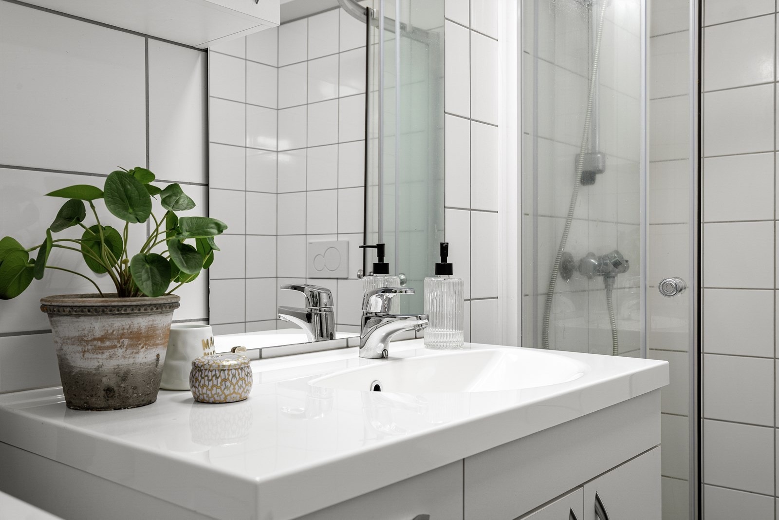 Badet inneheld alt ein trenger med tidlaus innreiing og flisar på både golv og veggar. Her er det også varmekablar i golv. Galleribilde