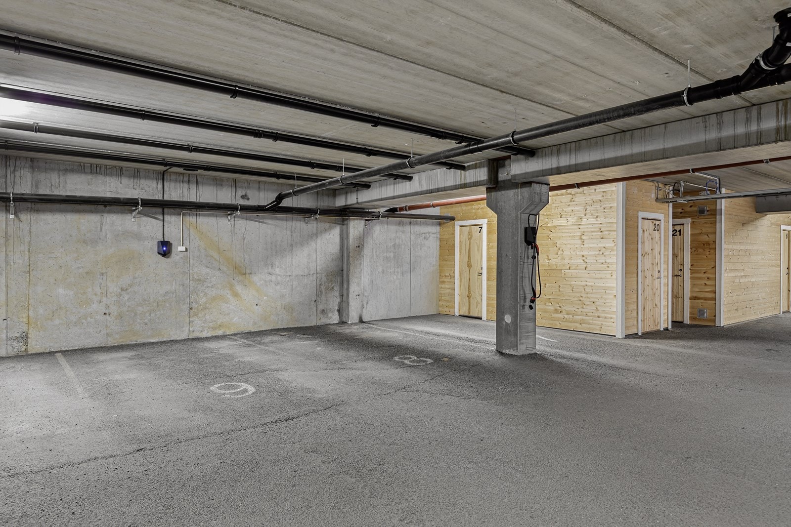 Det er eigen parkeringsplass og ei bod i parkeringskjellaren. Galleribilde