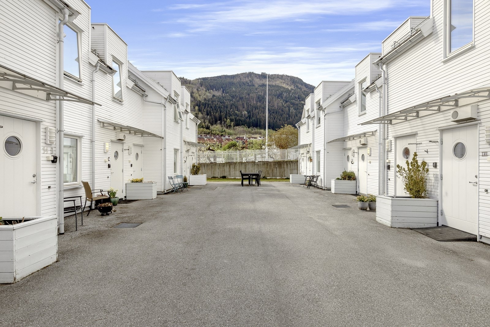 Sameige har fint opparbeid uteområde til fri disposisjon for eigarane i sameige. Galleribilde