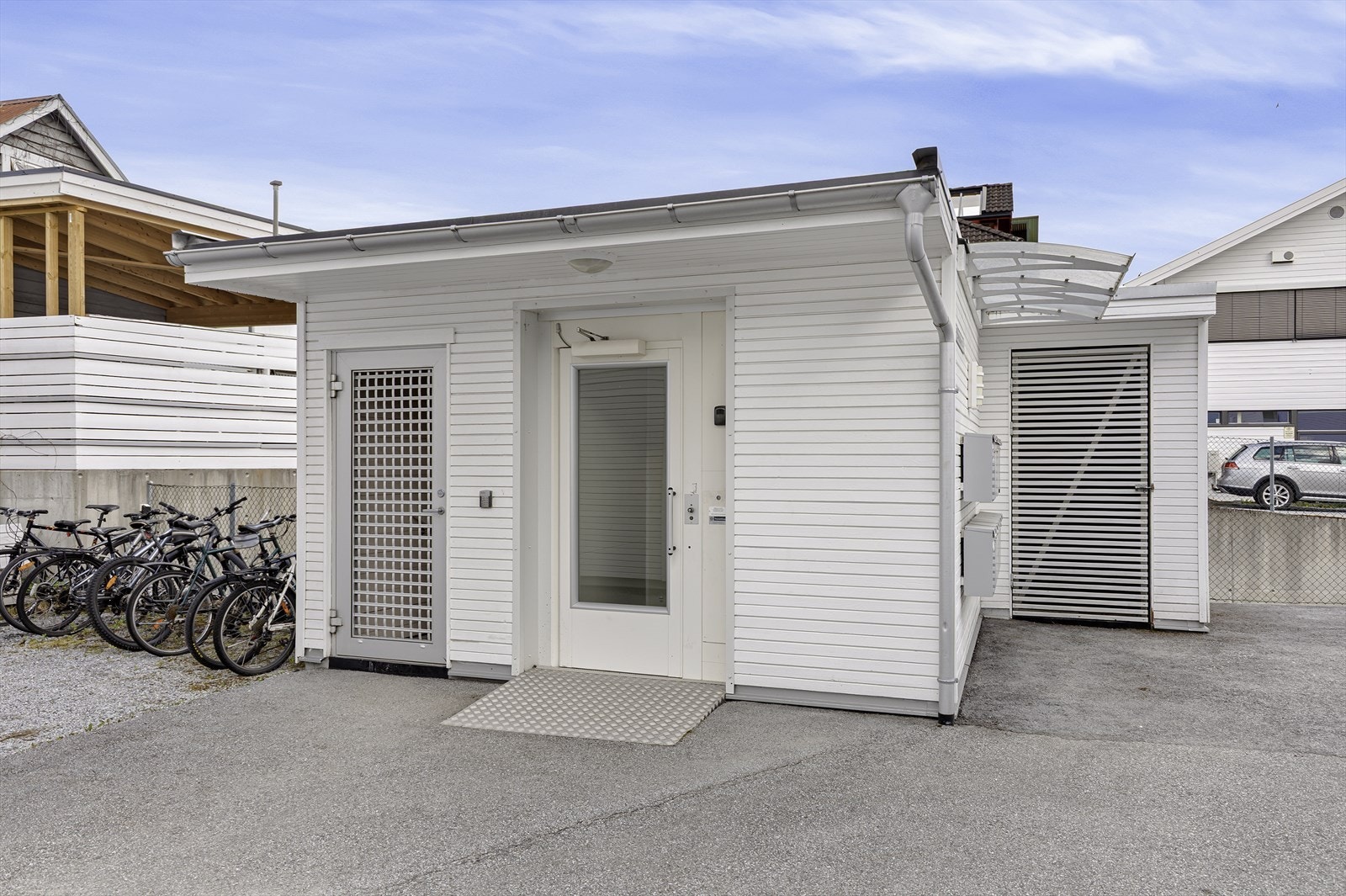 Felles parkeringskjellar er utstyrt med portanlegg. Det er heis frå gårdsplass til parkeringskjellar. Galleribilde