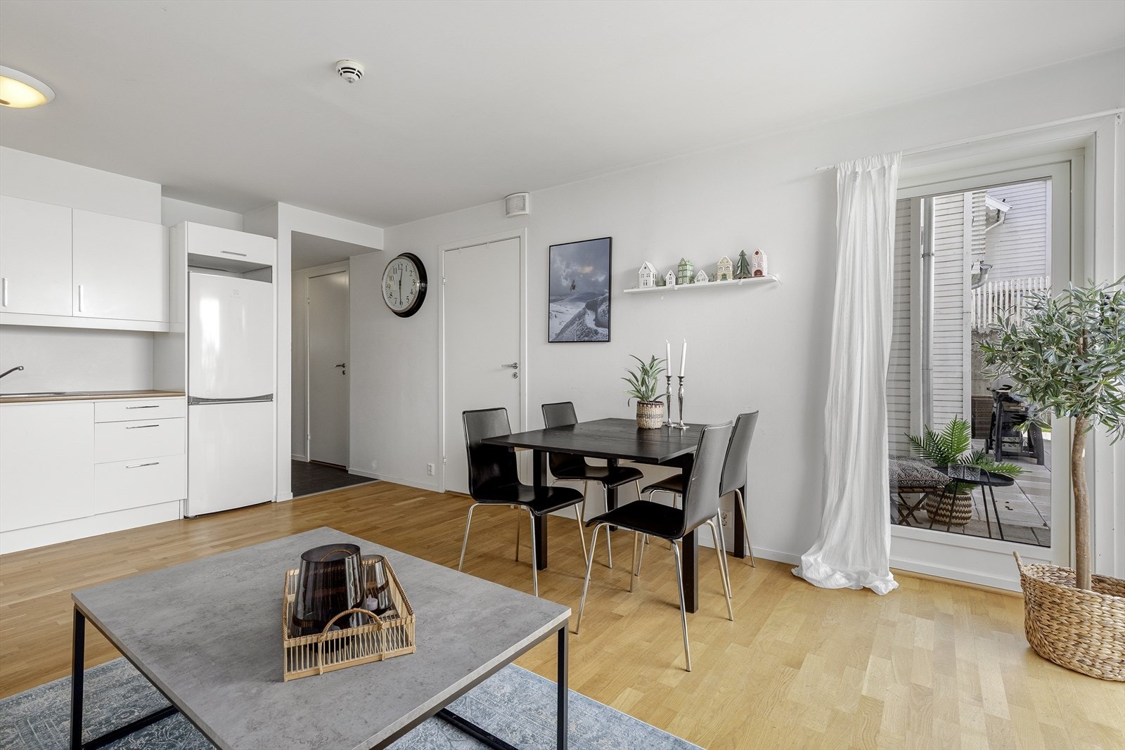 Her har ein også utgang til uteområde med eigen uteplass på bakkeplan. Galleribilde