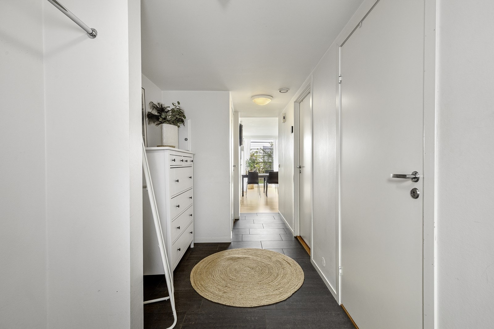 Velkommen inn! Lys og romsleg gangareal med flis og varmekablar i golv. Galleribilde