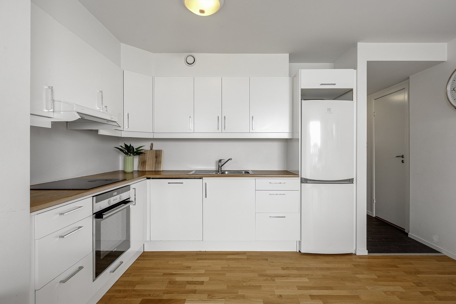 Kjøkkenet har integrerte kvitevarer som består av komfyr frå Siemens med induksjonstopp, oppvaskmaskin, kombinert frys og kjøleskåp. Galleribilde