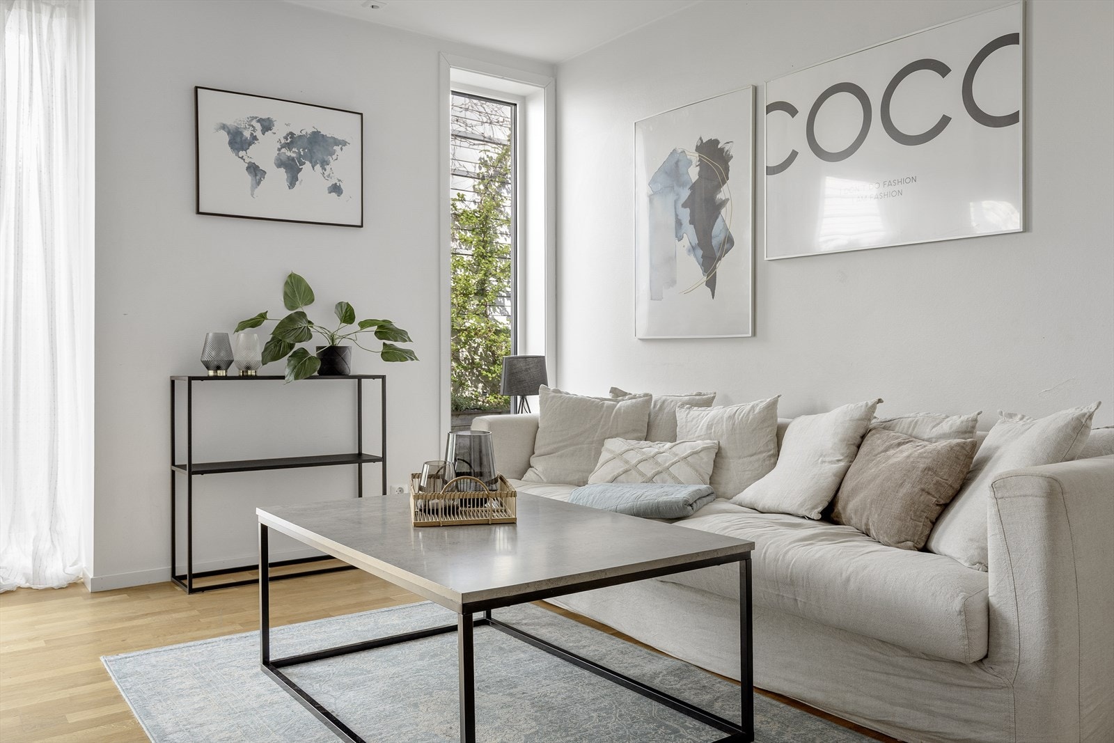 Innvendige overflater består av parkett og flis på golv. Flis, måla plater på veggar og i taket. Galleribilde