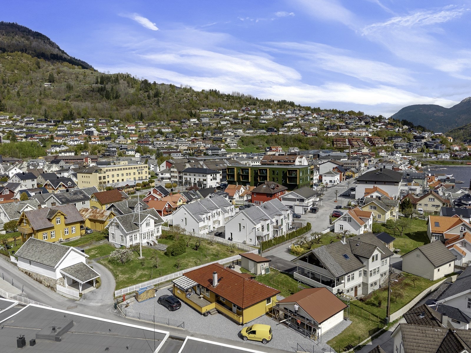 Eigedomen ligg sentralt, men samstundes i eit roleg område skjerma for støy og innsyn i Sogndal sentrum. Galleribilde