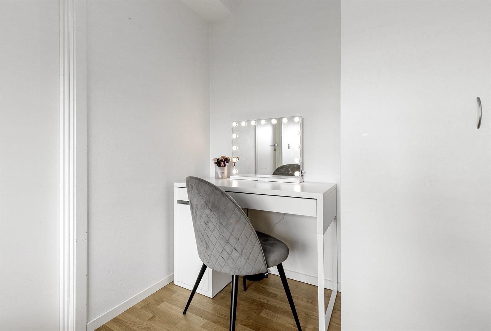 Eit lite hjørne med plass til skrivebord. Galleribilde