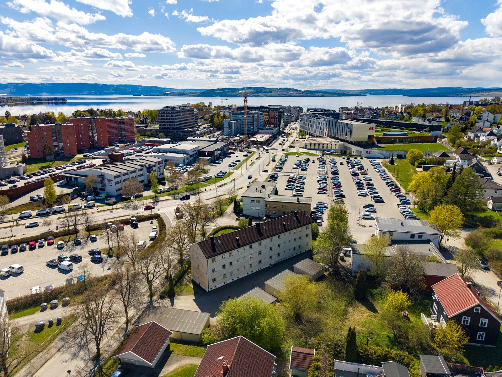 Leiligheten ligger i umiddelbar nærhet til CC hamar. Galleribilde