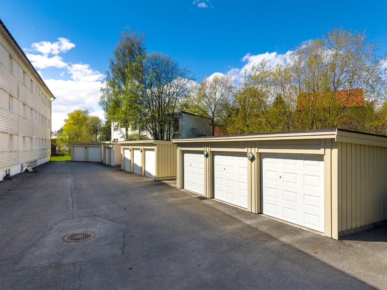 Garasje kan leies, ellers er det parkering for beboere på plassene mellom garasjene. Galleribilde