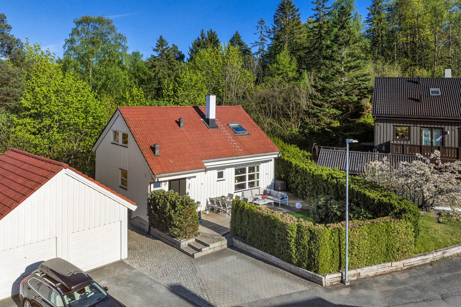 Det er to parkeringsplasser utenfor boligen i tillegg til garasje for en bil (den venstre er naboen sin) Galleribilde