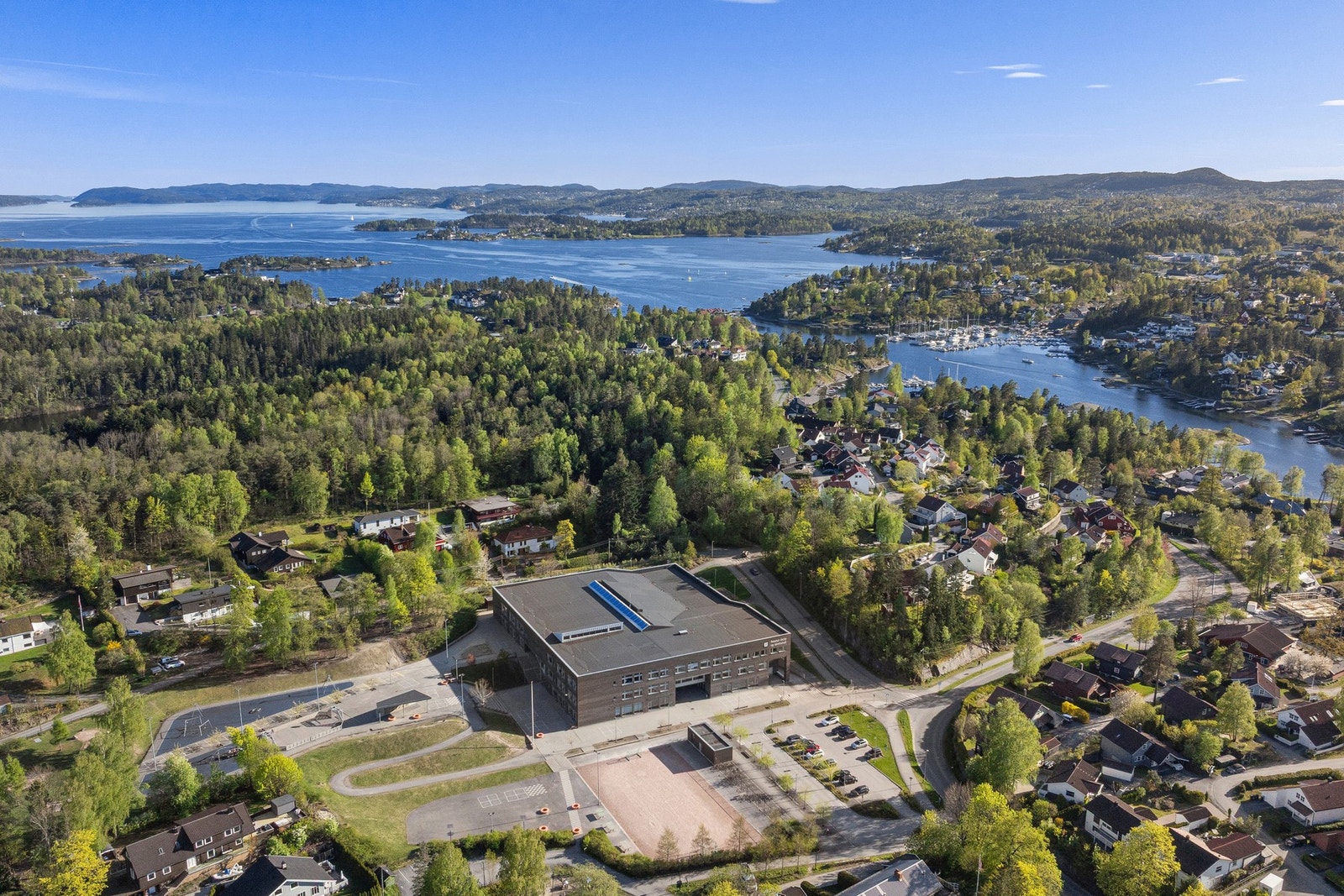 Nesøya skole ligger et par minutters gange unna Galleribilde