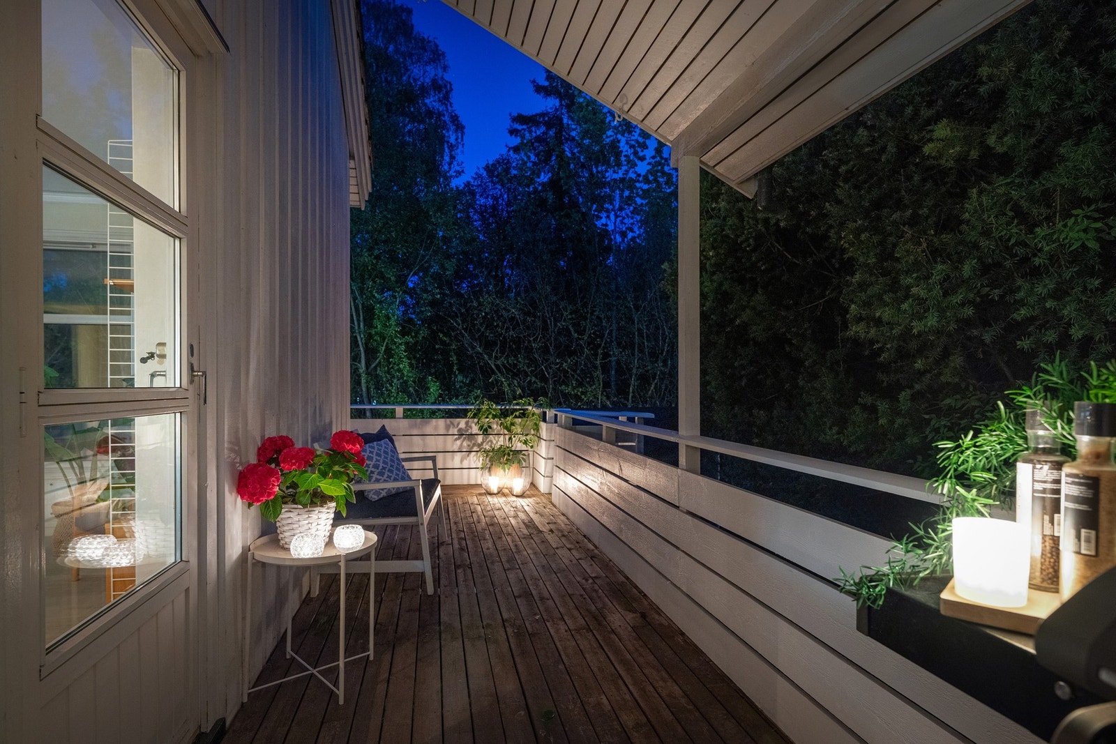 Utenfor stuen er en overbygget terrasse Galleribilde