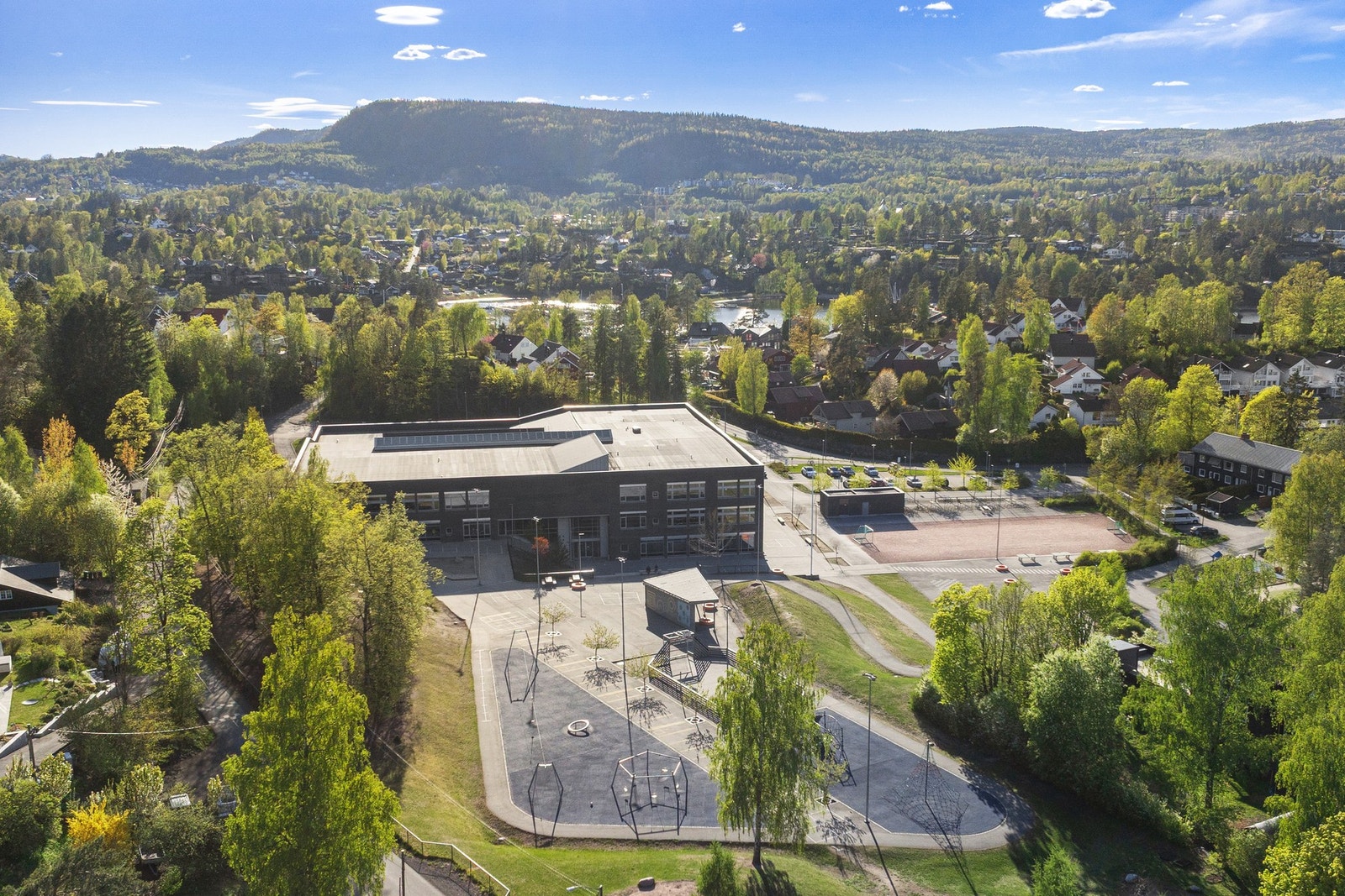 Nesøya skole ligger et par minutters gange unna Galleribilde