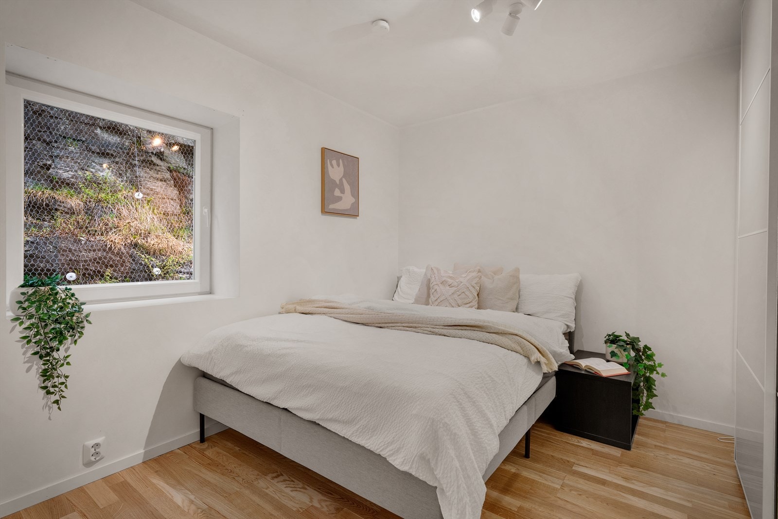 - Hovedsoverommet måler 9,8 m² og har god plass til dobbeltseng, garderobe og annet ønsket møblement - Galleribilde