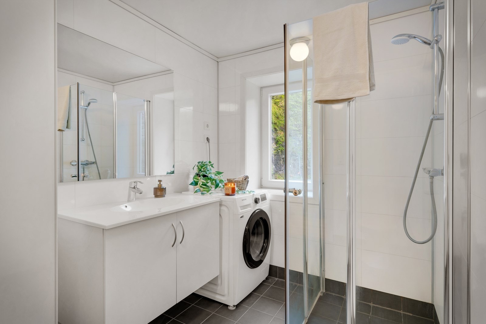 - Badet måler 5,9 m² og er innredet med servant, toalett, dusjhjørne med to glassfoldedører, samt opplegg for vaskemaskin - Galleribilde