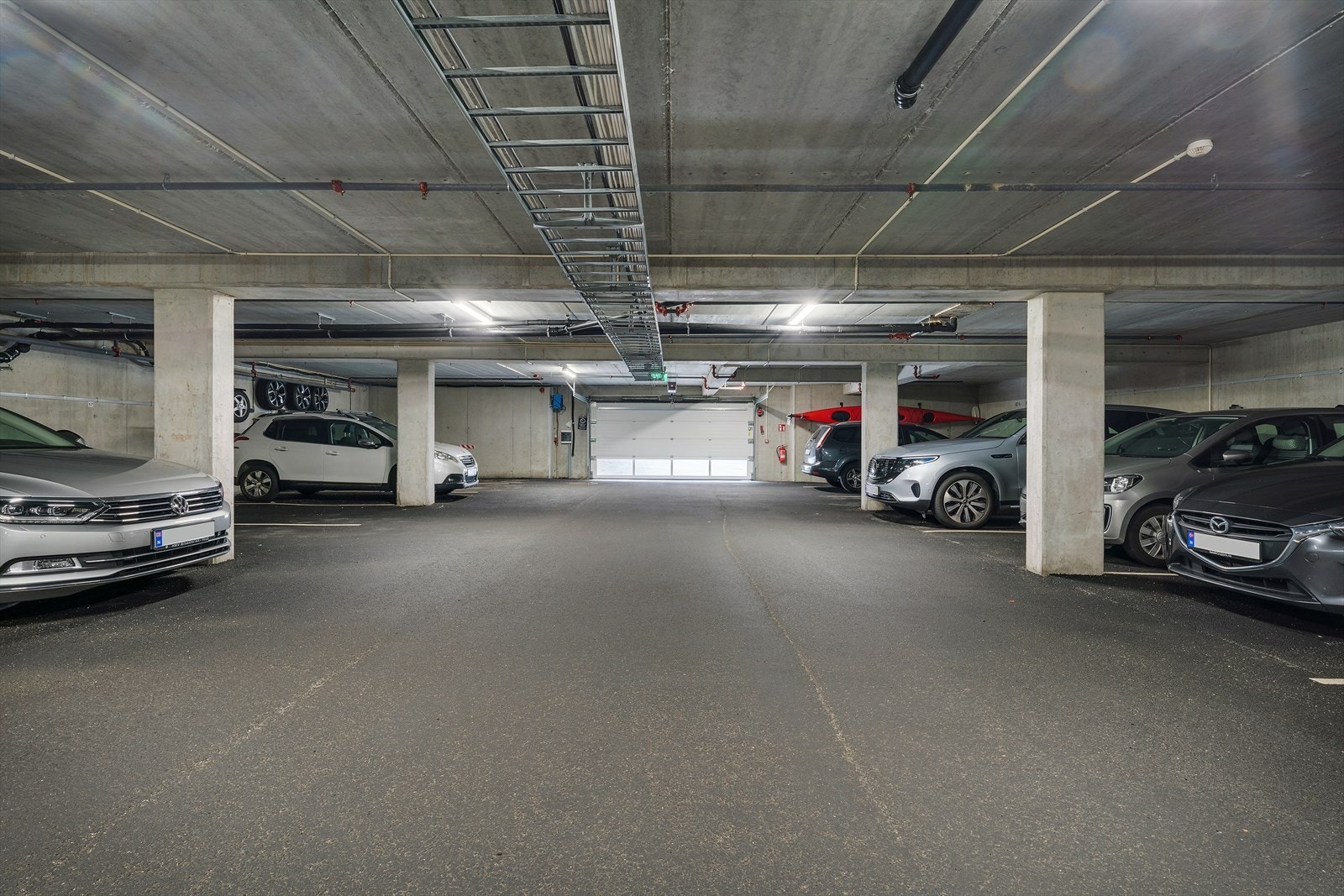 - Leiligheten disponerer én garasjeplass i felles garasjeanlegg i byggets underetasje - Galleribilde
