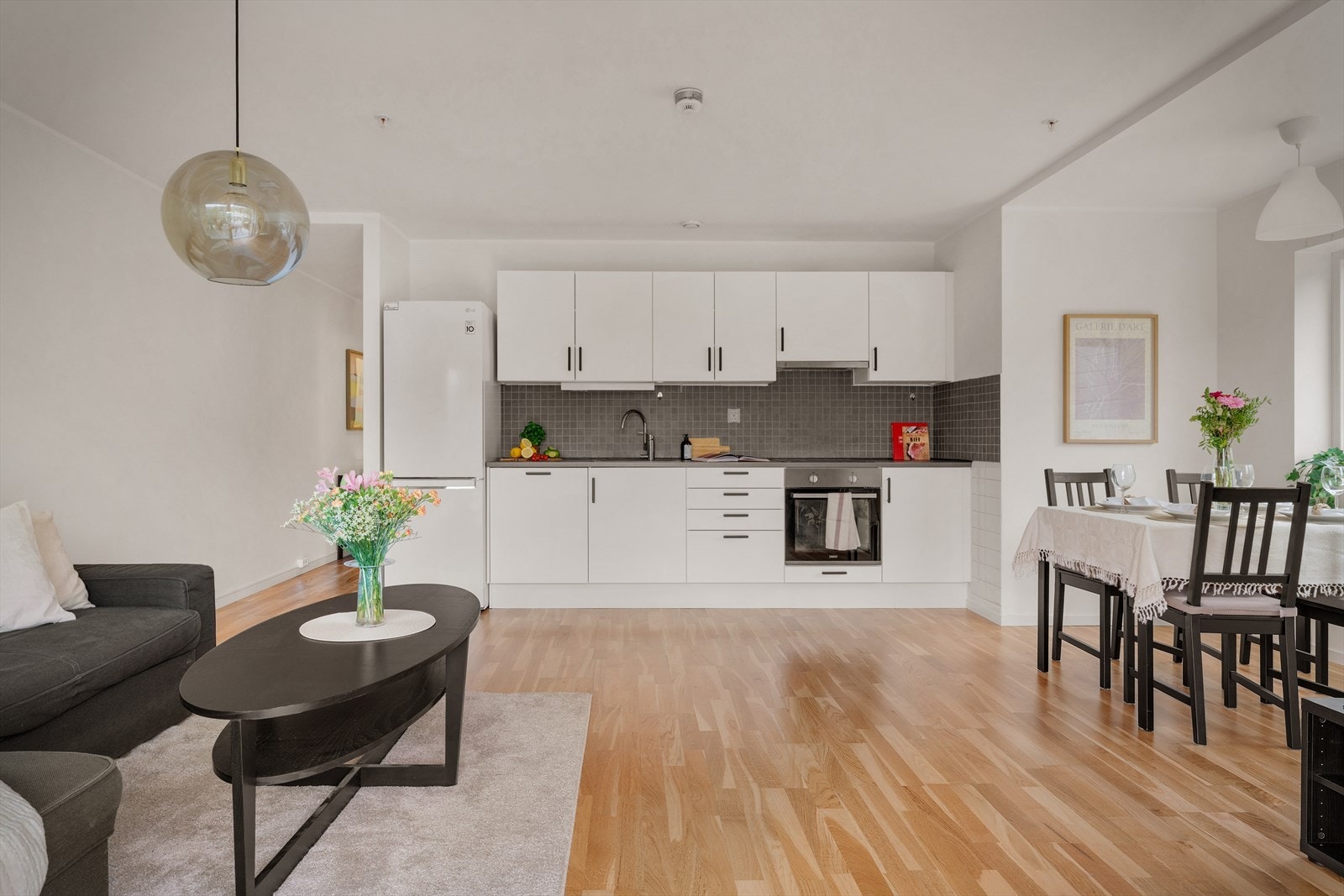 - Det er åpen stue- og kjøkkenløsning som strekker seg over 24,5 m²- Galleribilde