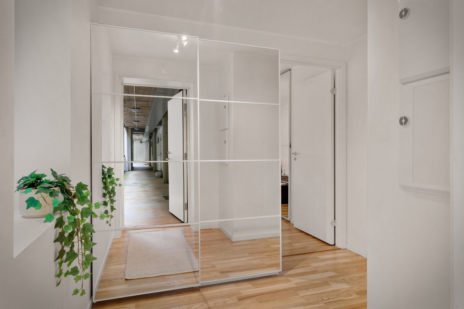 - Her er det god plass til å henge fra seg yttertøy og sko i skyvedørsgarderoben - Galleribilde