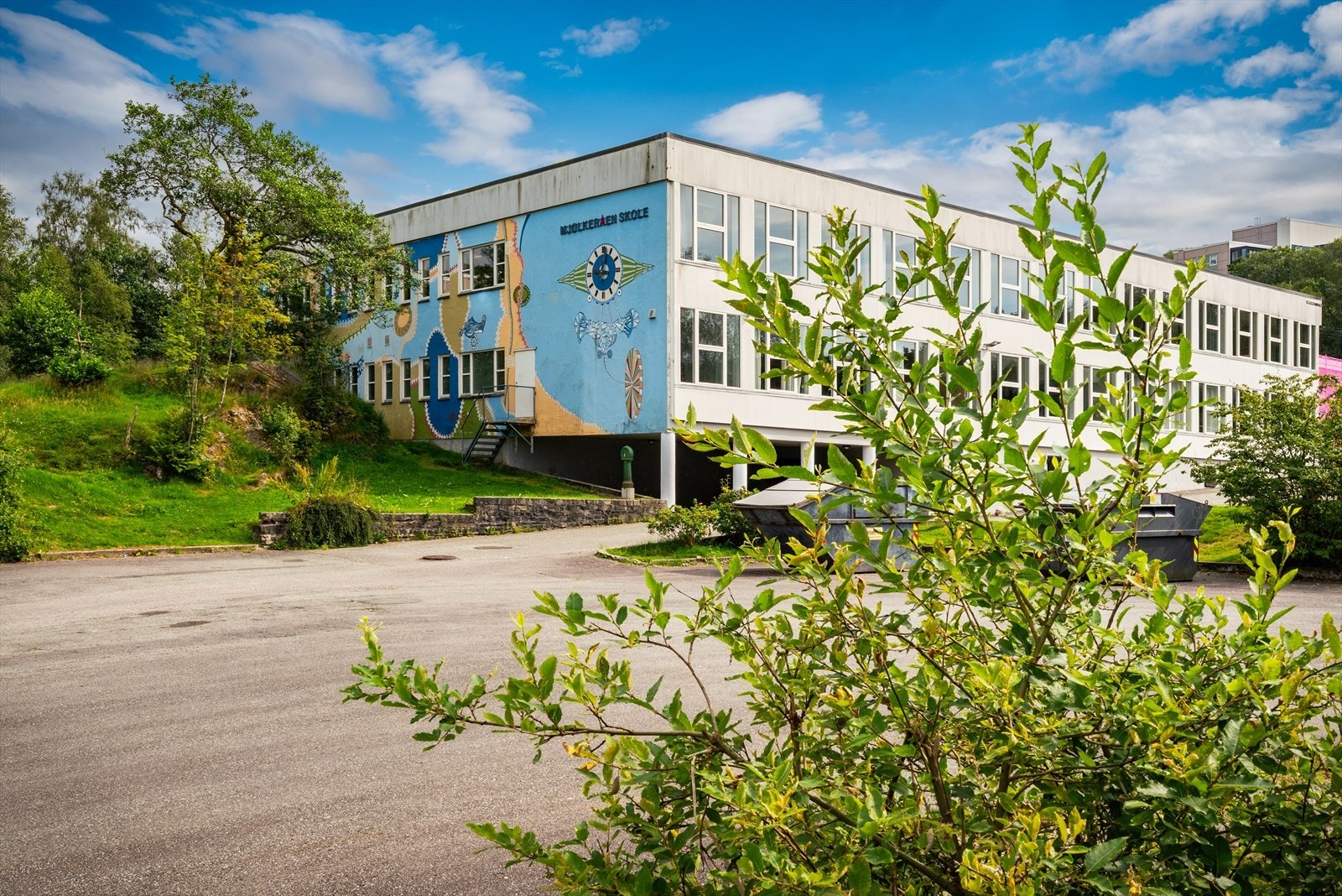 - Det er omlag syv minutters gange til Mjølkeråen skole - Galleribilde