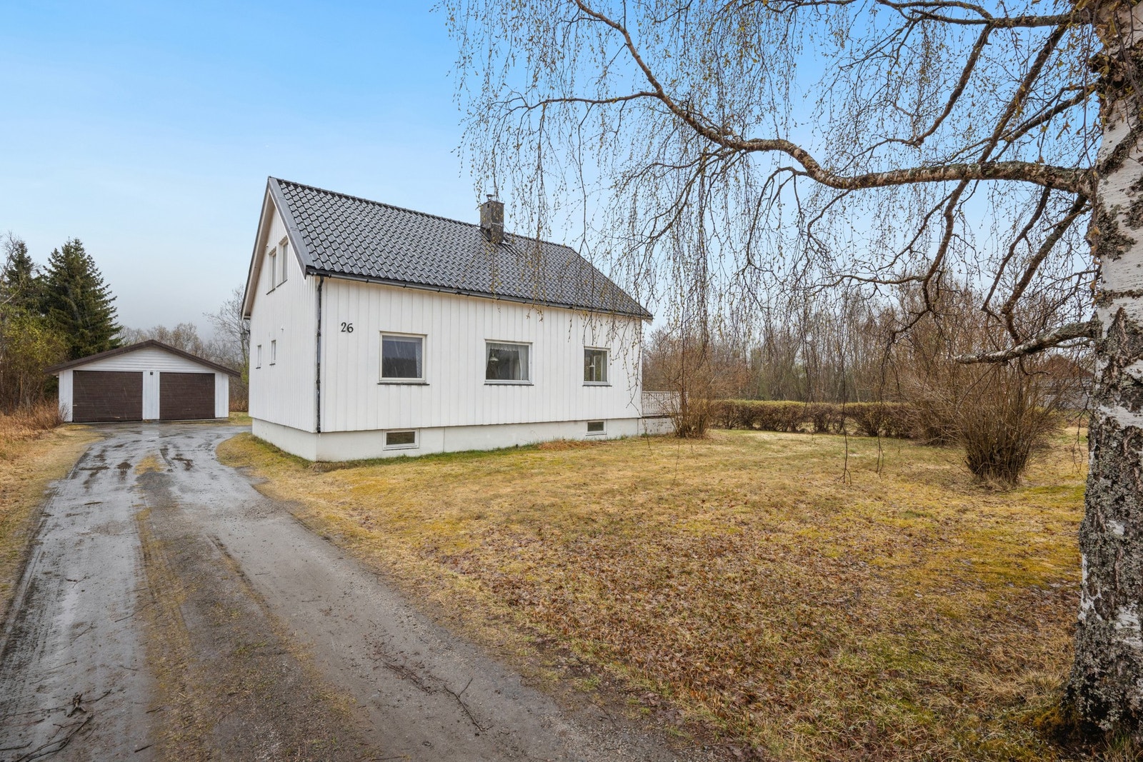 Eiendommen inkluderer en frittstående garasje på 51 m² fra 1983, med plass til to biler. Galleribilde