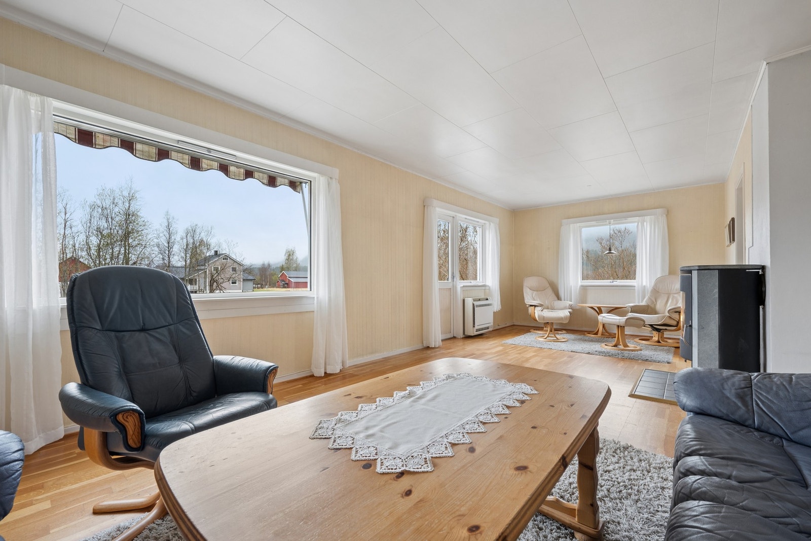 Store vindusflater gir godt med dagslys inn i oppholdsrommet. Galleribilde
