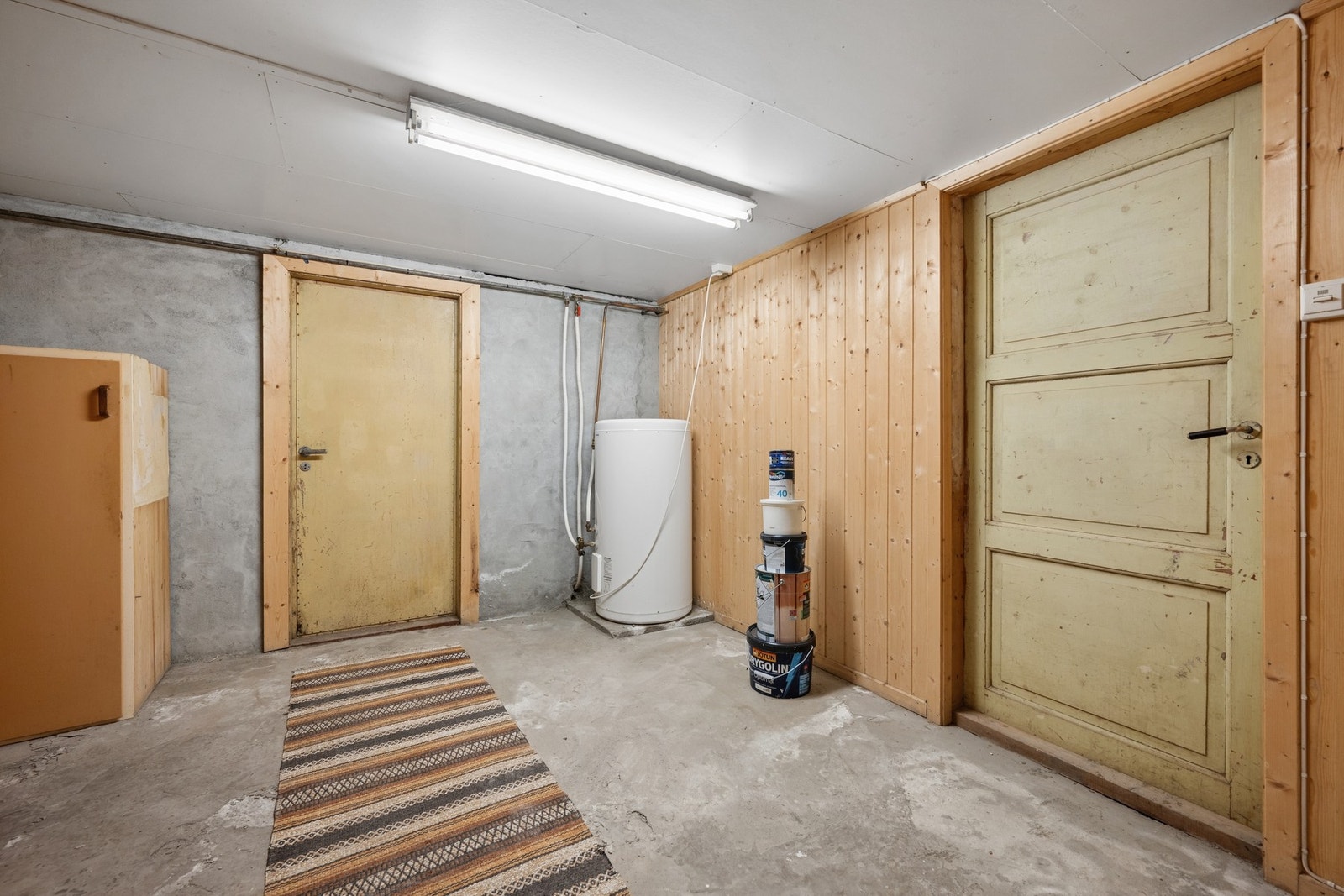 Kjelleren inneholder boder med rikelig lagringsplass. Her er også hovedstoppekran og varmtvannstank plassert. Galleribilde