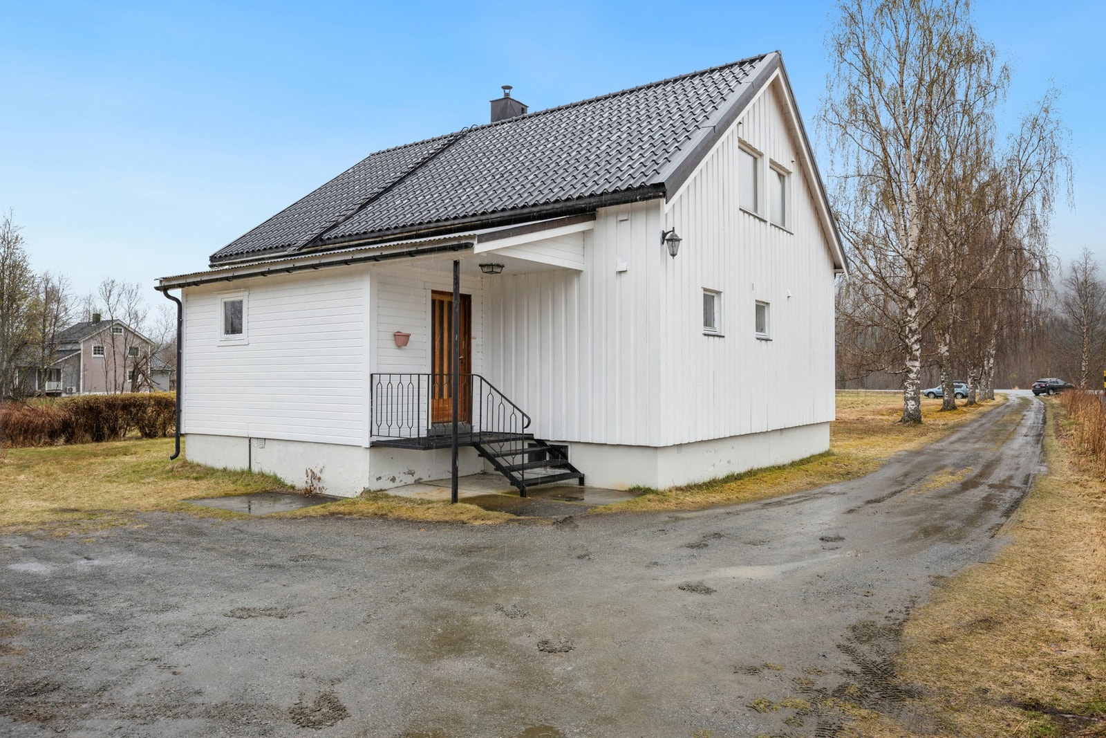 Gruset adkomst og biloppstillingsplass på egen tomt. Galleribilde