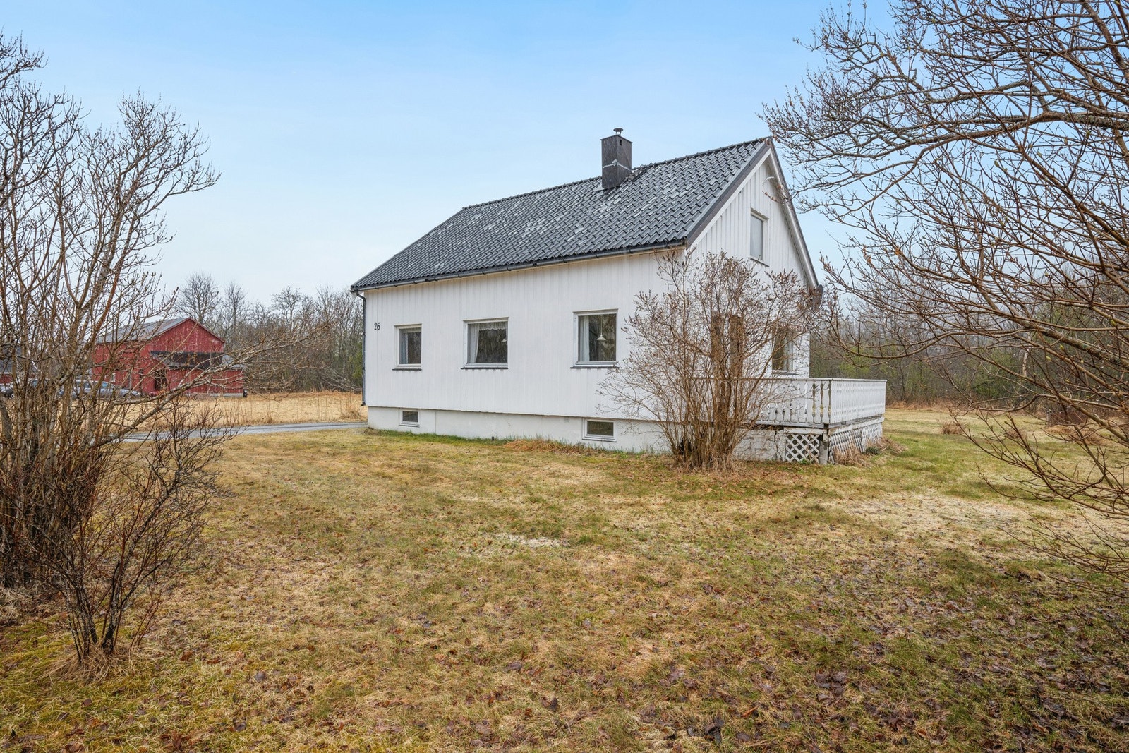 Eiendommen ligger landlig til på en romslig tomt med gode solforhold og begrenset innsyn. Galleribilde