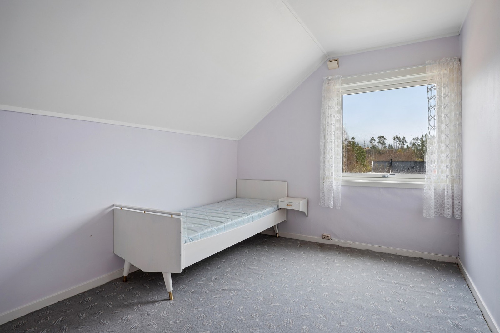 Soverommene i andre etasje har skråtak som gir en lun atmosfære. Galleribilde