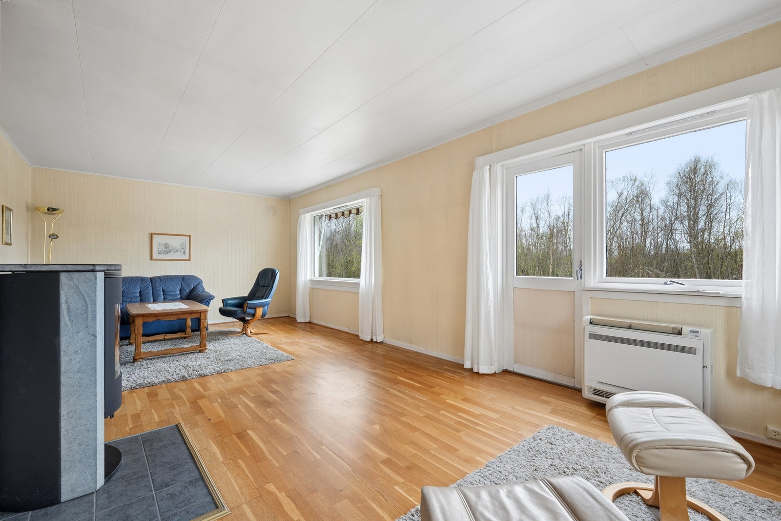 Stuen har utgang til balkongen, og gulv med parkett og laminat. Galleribilde