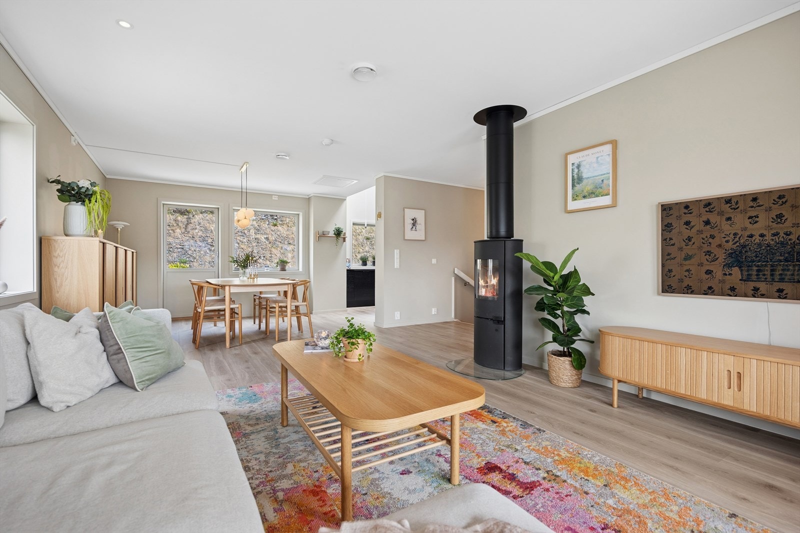 Det er rikelig med lysinnslipp i boligens hovedoppholdsrom. Balansert ventilasjonsanlegg m/varmegjennvinner sørger for godt inneklima. Galleribilde