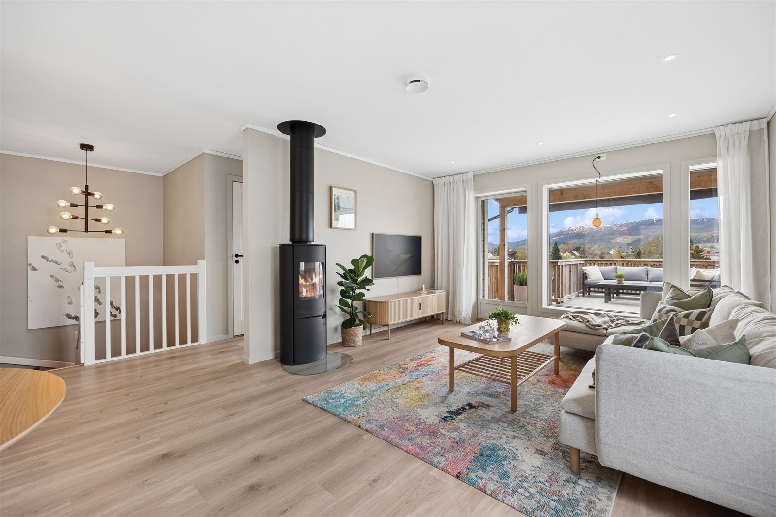 Vi starter i hovedetasjen, som inneholder stue, spisestue, kjøkken, eget toalettrom og et soverom. Galleribilde