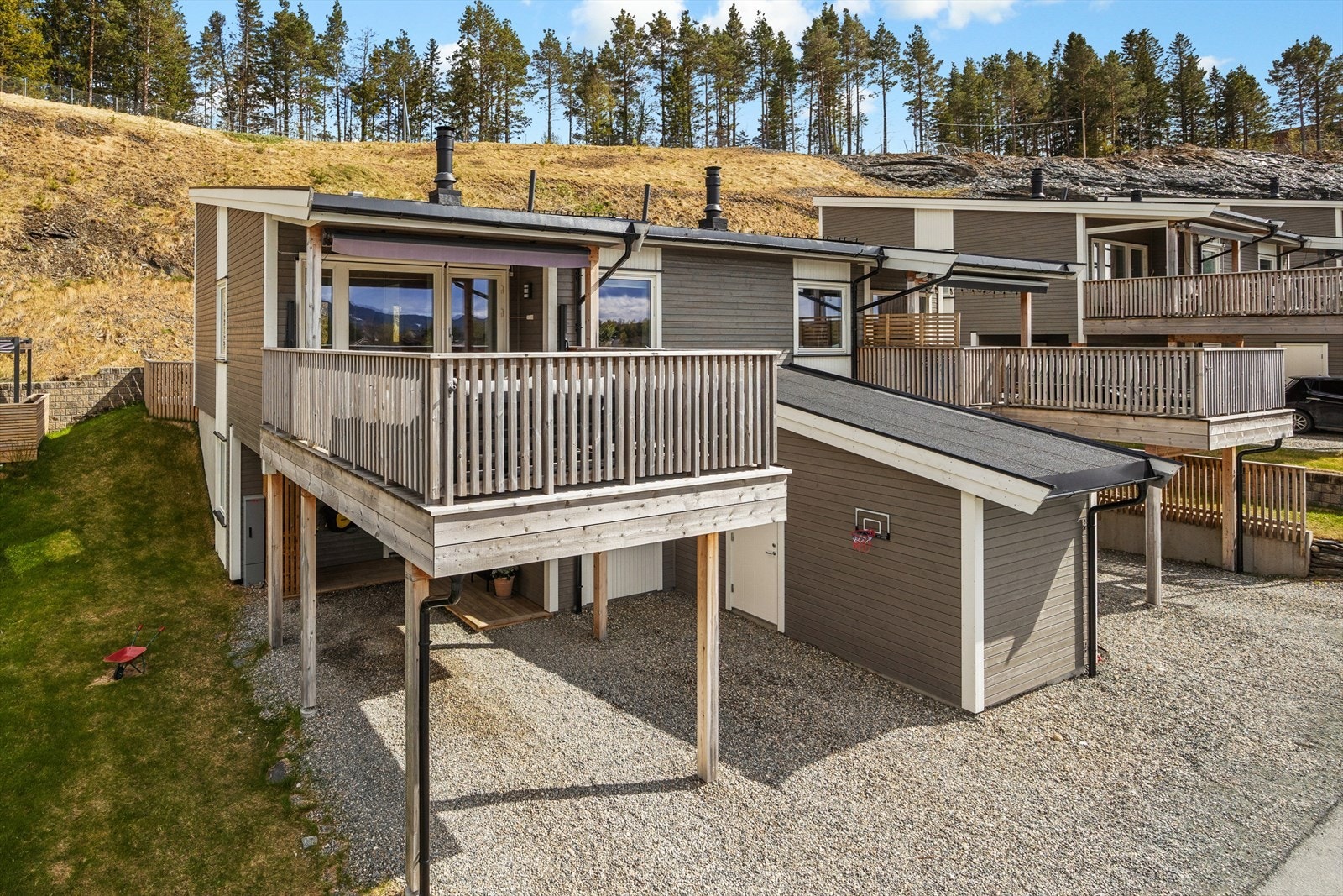 Boligen ligger flott til på et høydedrag på Lauvåsen, i forlengelsen av et godt etablert boligfelt ca. 2 km fra Klæbu sentrum. Parkering for 2-3 biler på gårdsplassen. Galleribilde