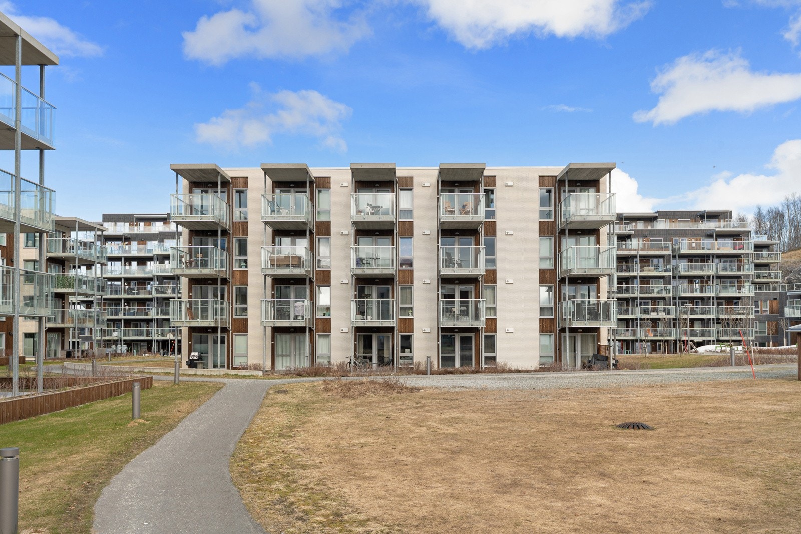En moderne 3-roms selveier med hjørnebeliggenhet og kvaliteter som garasjeplass, god standard og sørvendt balkong med gode solforhold. Galleribilde
