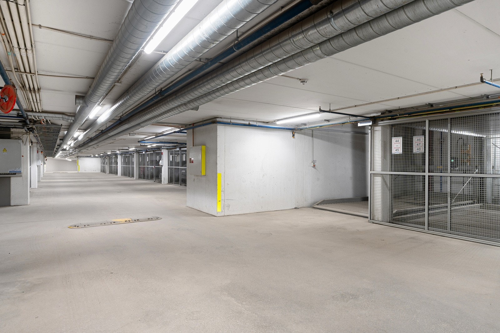Leiligheten disponerer én parkeringsplass med elbil-lader i garasjeanlegget. Galleribilde