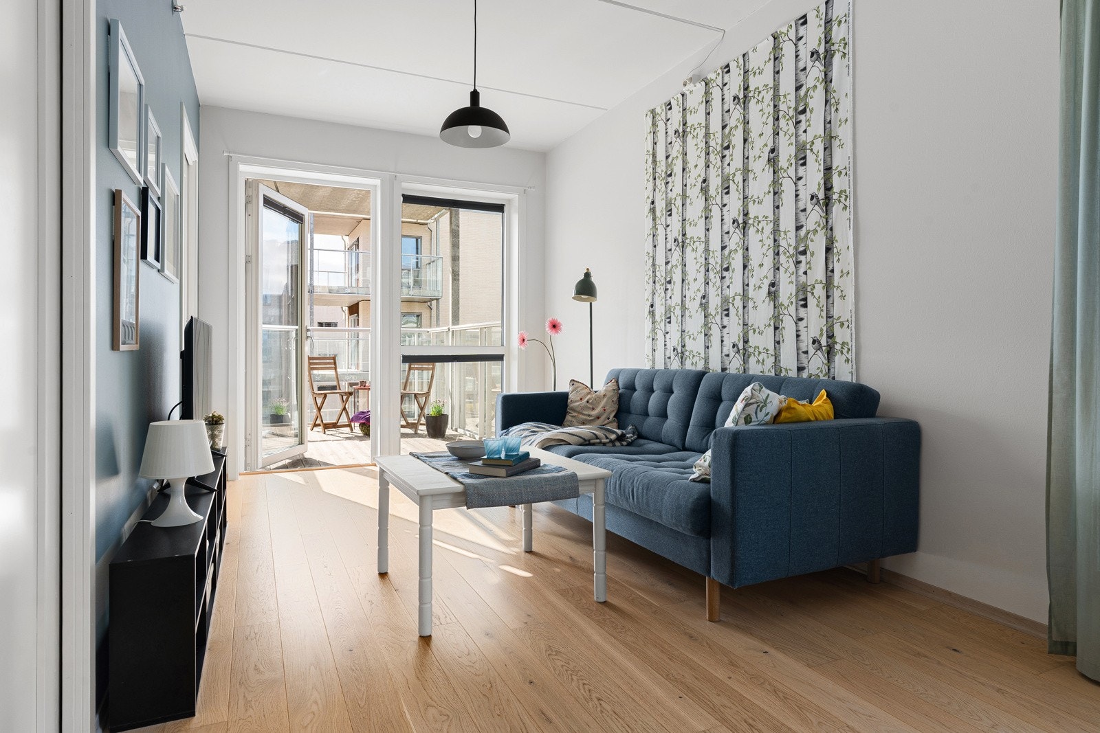 Naturlige soner for både sofagruppen og spisebordet. Galleribilde