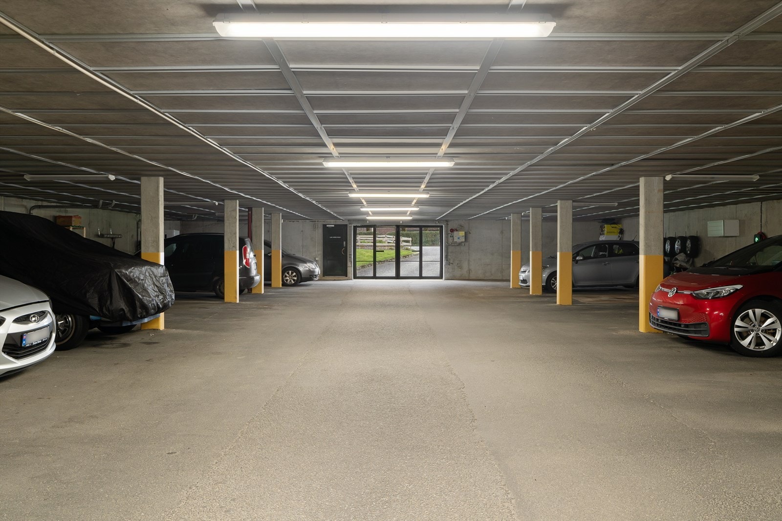 Felles parkeringsanlegg i underetasjen. Leiligheten disponerer også en ekstern bod. Galleribilde