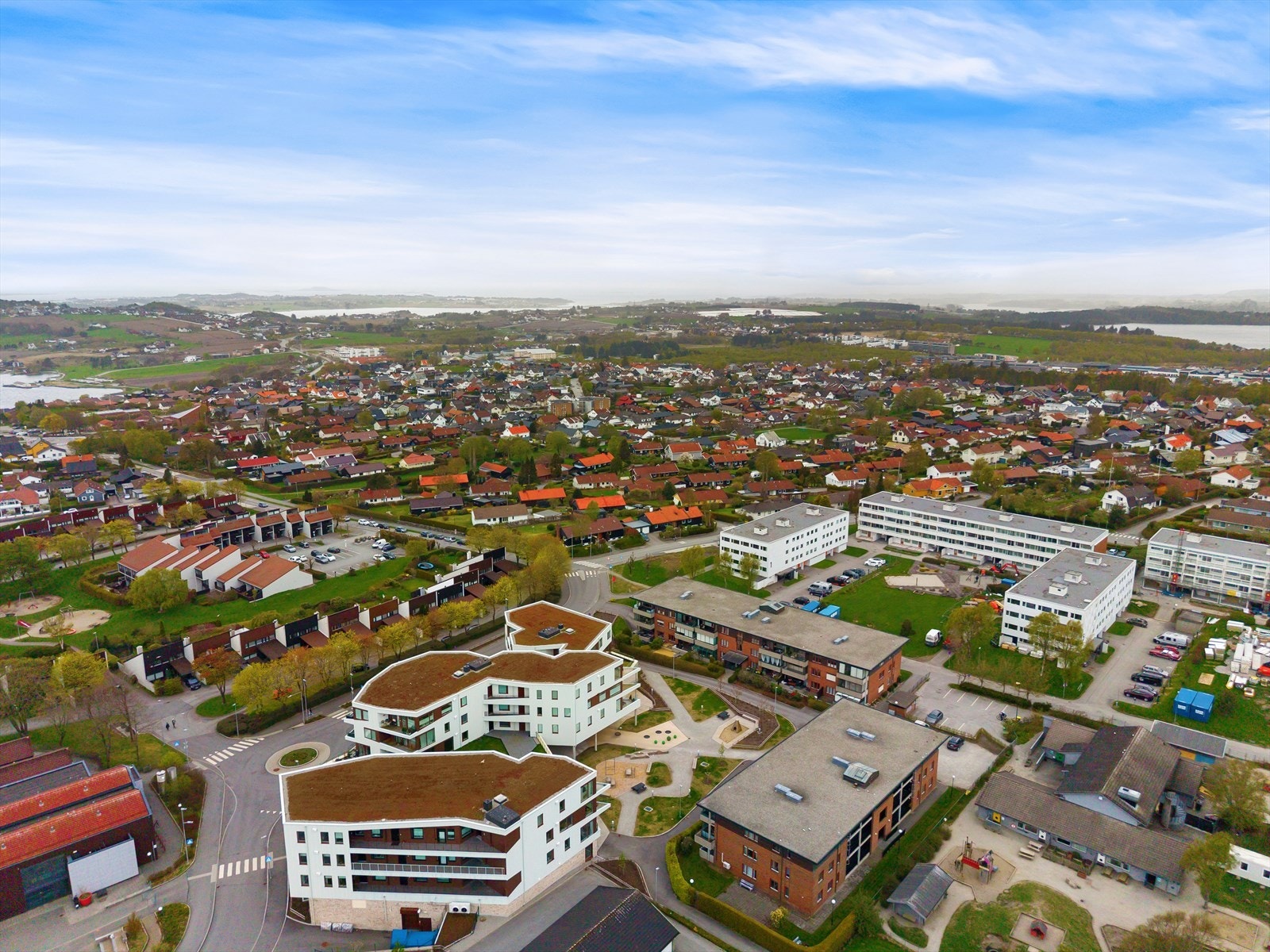 Kort gangavstand til Madlavoll skole (ca. 3 min) og Madlavoll barnehage (ca. 1 min). Galleribilde
