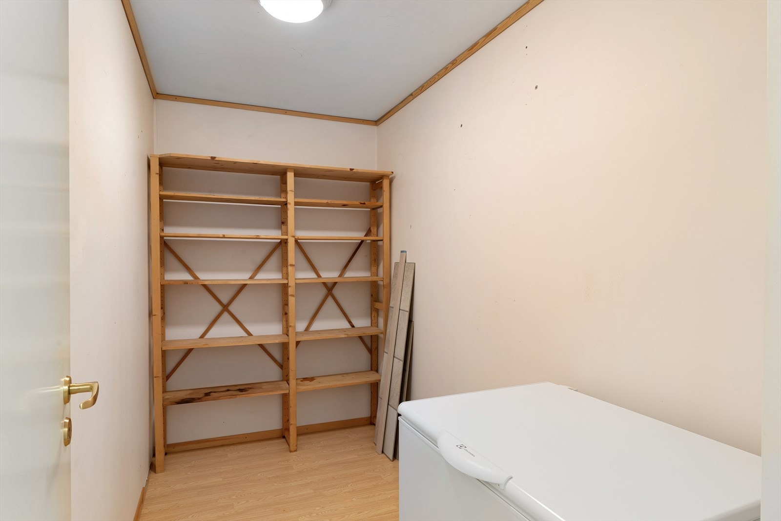 Praktisk innvendig bod gir rikelig med ekstra lagringsplass. Galleribilde