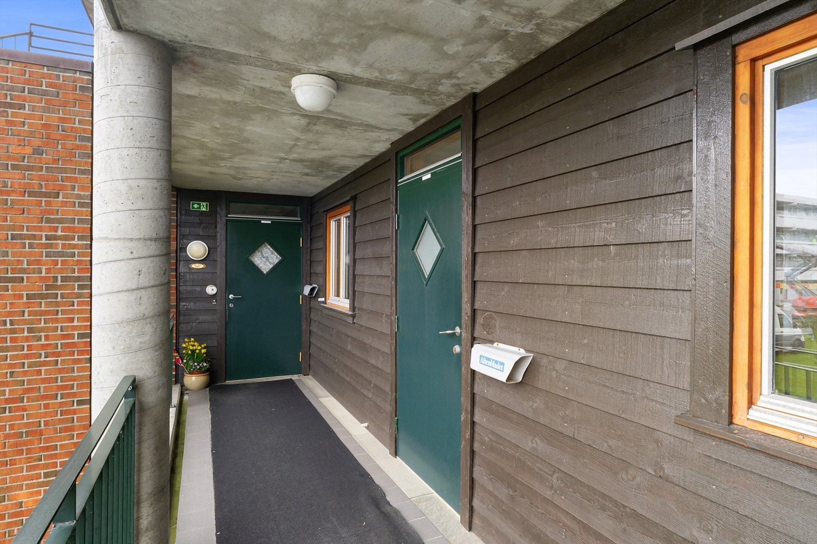 Leiligheten har adkomst via en overbygget svalgang. Galleribilde