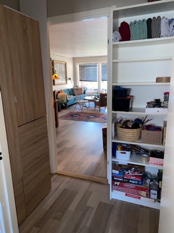 Liten gang tilknyttet til to soverom Galleribilde