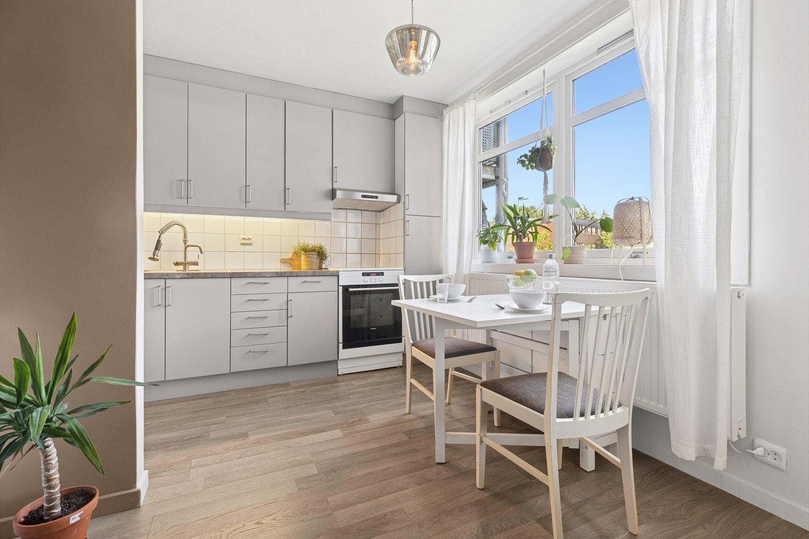 IKEA kjøkken med slette fronter malt i 2023 og laminerte benkeplater. Galleribilde