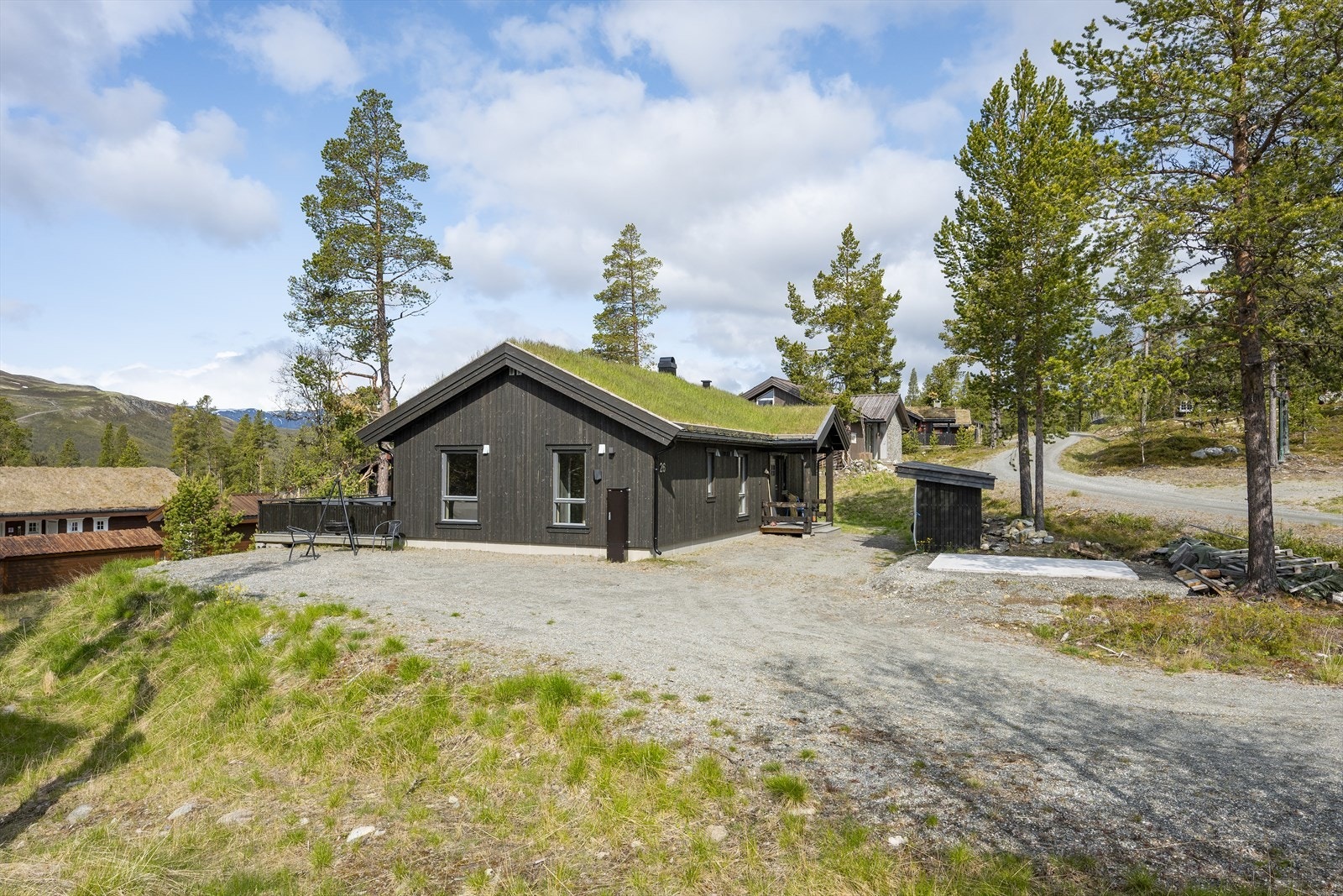 Gruslagt innkjøring og gårdsplass, og parkering på egen tomt. Alpinbakke ligger kun 3 minutter unna, og langrennsløype går ca. 50 meter fra hytta Galleribilde